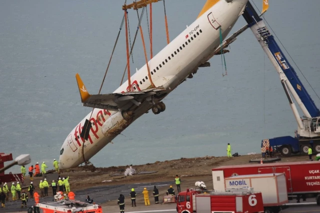 Trabzon Havalimanında Pistten Çıkan Uçak, Bulunduğu Yerden Çıkarıldı