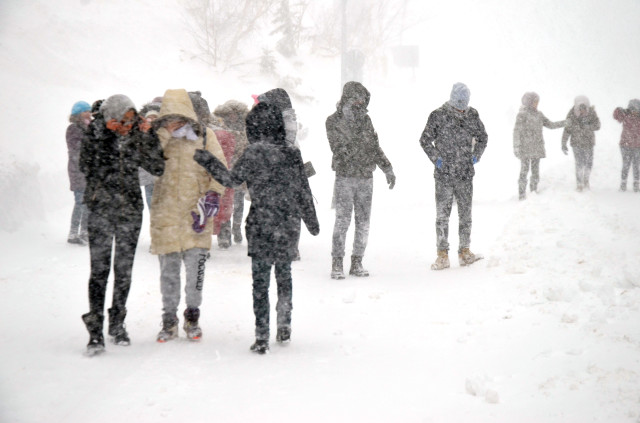 Uludağ'da Kar Fırtınası! Kar Kalınlığı 1,5 Metreye Ulaştı, Tatilciler Araçlarını Bulamadı