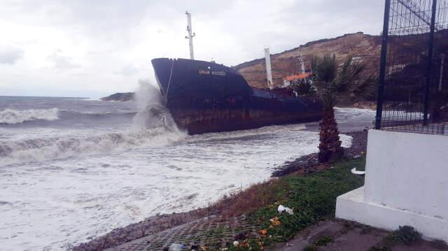 Yük Gemisi Limana Çıkmasına Metreler Kala Karaya Oturdu