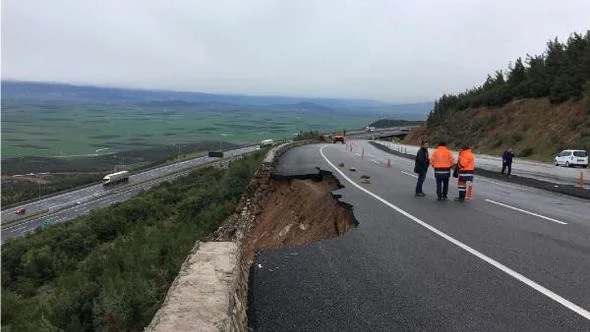 Yağmur Yolu Çökertti, Facia Ucuz Atlatıldı