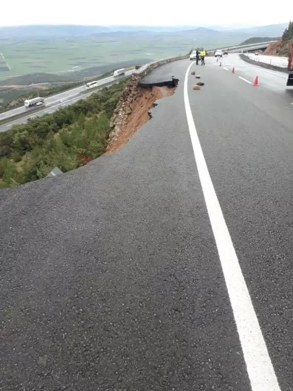 Yağmur Yolu Çökertti, Facia Ucuz Atlatıldı