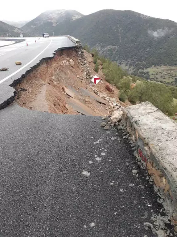 Yağmur Yolu Çökertti, Facia Ucuz Atlatıldı