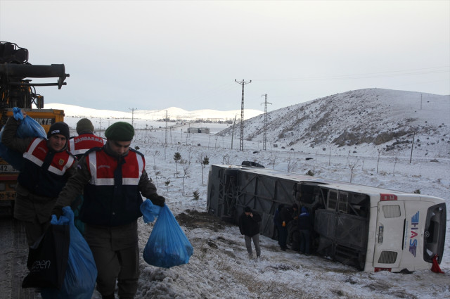 Buzlu Yolda Kayan Yolcu Otobüs Şarampole Yuvarlandı: 38 yaralı