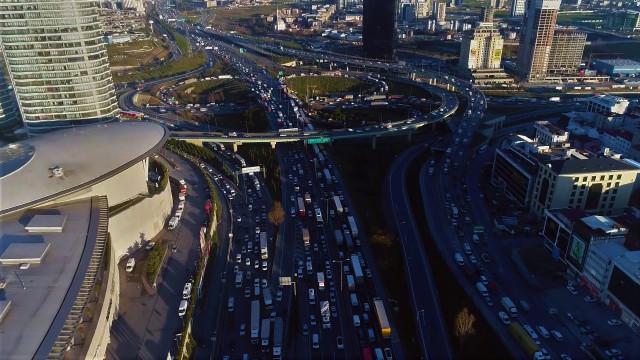 İstanbul'da Cuma Kabusu! Yarıyıl Tatili Nedeniyle Trafik Durma Noktasına Geldi