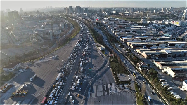 İstanbul'da Cuma Kabusu! Yarıyıl Tatili Nedeniyle Trafik Durma Noktasına Geldi