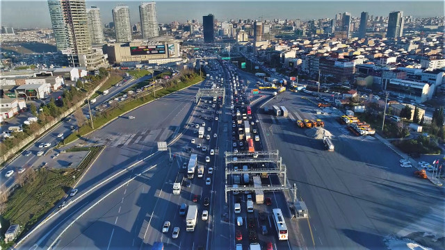 İstanbul'da Cuma Kabusu! Yarıyıl Tatili Nedeniyle Trafik Durma Noktasına Geldi