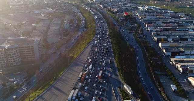 İstanbul'da Cuma Kabusu! Yarıyıl Tatili Nedeniyle Trafik Durma Noktasına Geldi