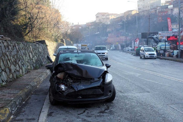 İstanbul'da Gizli Buzlanma Sonucu 9 Araç Birbirine Girdi