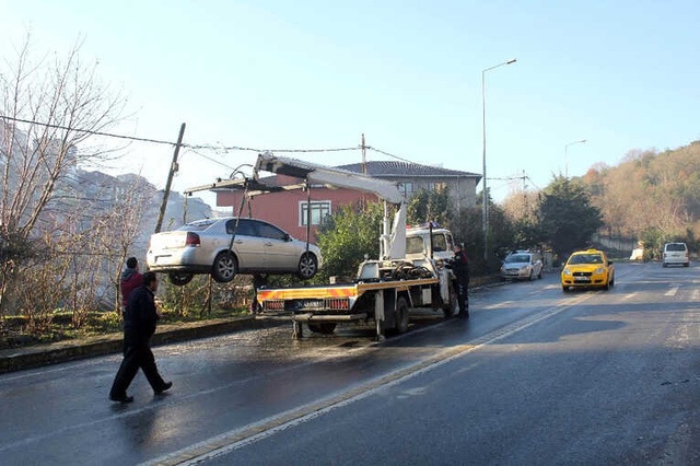 İstanbul'da Gizli Buzlanma Sonucu 9 Araç Birbirine Girdi