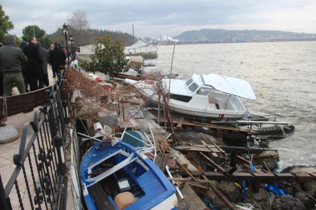 Zonguldak'ta Fırtına Kabusu! Dalgaların Boyu 15 Metreyi Buldu, İş Yerleri Zarar Gördü
