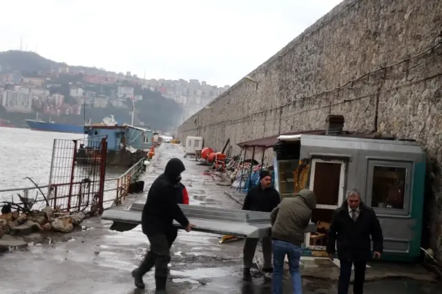 Zonguldak'ta Fırtına Kabusu! Dalgaların Boyu 15 Metreyi Buldu, İş Yerleri Zarar Gördü