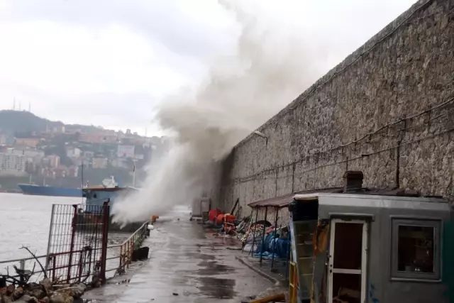 Zonguldak'ta Fırtına Kabusu! Dalgaların Boyu 15 Metreyi Buldu, İş Yerleri Zarar Gördü