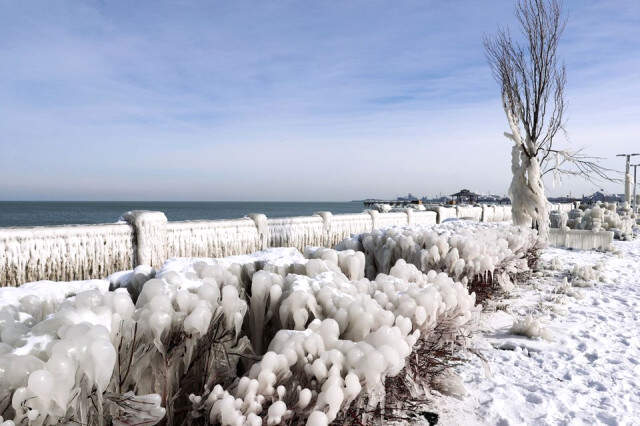 Chicago'da Donan Dev Dalgalar Bir Parkı Dondurdu Chicago'da Bir Parka Ulaşan Dev <a class='keyword-sd' href='/dalgalar/' title='Dalgalar'>Dalgalar</a> Dondu! Ortaya Kartpostallık Manzara Çıktı