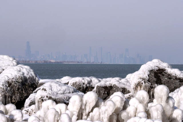 Chicago'da Donan Dev Dalgalar Bir Parkı Dondurdu Chicago'da Bir Parka Ulaşan Dev Dalgalar Dondu! Ortaya Kartpostallık Manzara Çıktı