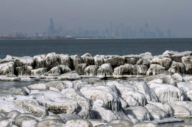 Chicago'da Donan Dev Dalgalar Bir Parkı Dondurdu Chicago'da Bir Parka Ulaşan Dev Dalgalar Dondu! Ortaya Kartpostallık Manzara Çıktı