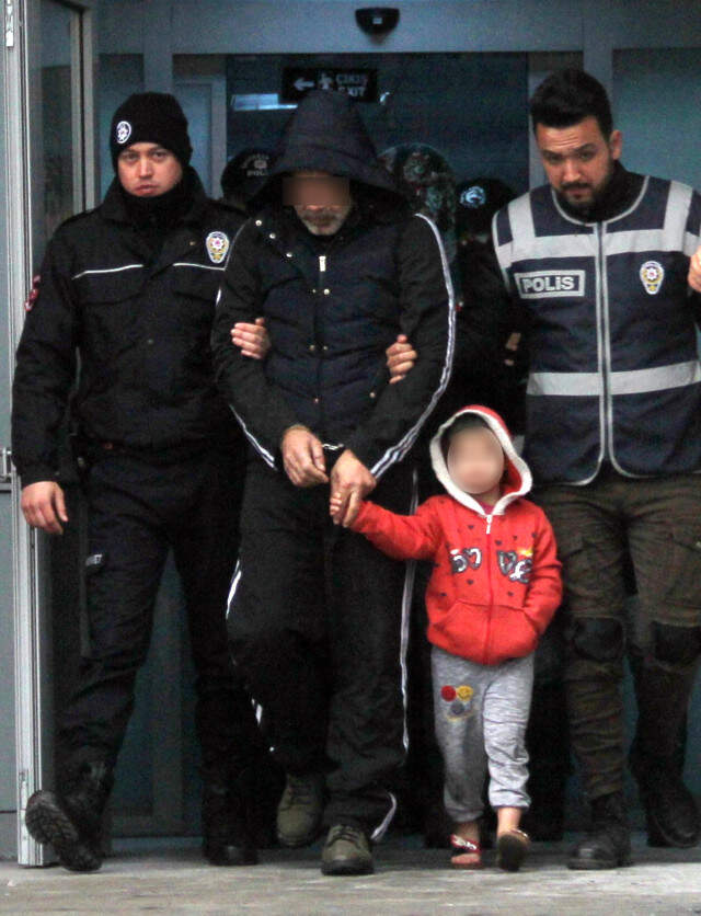 Cono Baba, Öz Kızını Otobana Çıkarıp Fuhuş Tuzağı Kurdu