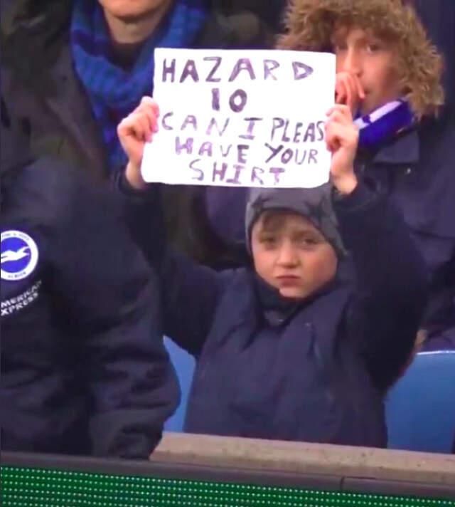 Eden Hazard Kendisinden Forma İsteyen Minik Hayranını Kırmadı Yıldız Futbolcu Eden Hazard Kendisinden Forma İsteyen Minik Hayranını Kırmadı