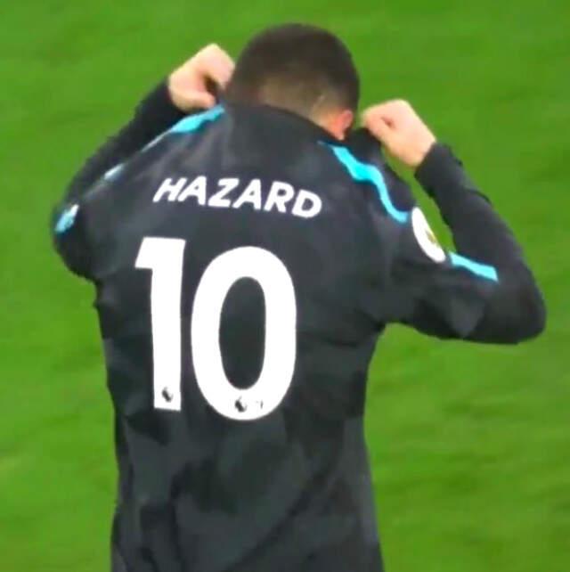 Eden Hazard Kendisinden Forma İsteyen Minik Hayranını Kırmadı Yıldız Futbolcu Eden Hazard Kendisinden Forma İsteyen Minik Hayranını Kırmadı