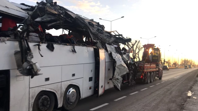 Eskişehir'de 11 Can Alan Kazayı Yaşayan Yolcu: Şoför Uyudu, Yalpalayıp Ağaca Vurdu