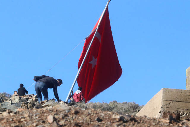 Hataylı Köylüler Afrin Sınırına Türk Bayrağı Astı