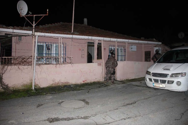 İstanbul'da Şafak Baskını! Özel Harekat Koçbaşıyla Girerken Camdan İzlediler: Açabilirseniz Açın