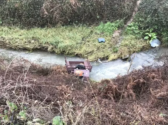 30 Metrelik Uçurumdan Yuvarlanan Araçtan Burunları Bile Kanamadan Çıktılar