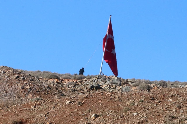 Afrin'deki Teröristlerin Gözünün Önüne Dev Türk Bayrakları Asıldı