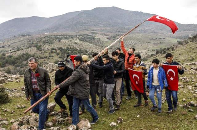 Askerin Karadan Afrin'e Girdiği Yere Köylüler Türk Bayrağı Dikti