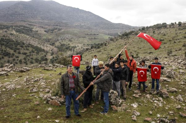 Askerin Karadan Afrin'e Girdiği Yere Köylüler Türk Bayrağı Dikti