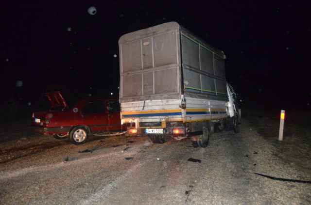 Kaygan Yolda Kamyonet ile Otomobil Kafa Kafaya Çarpıştı: 6 Yaralı
