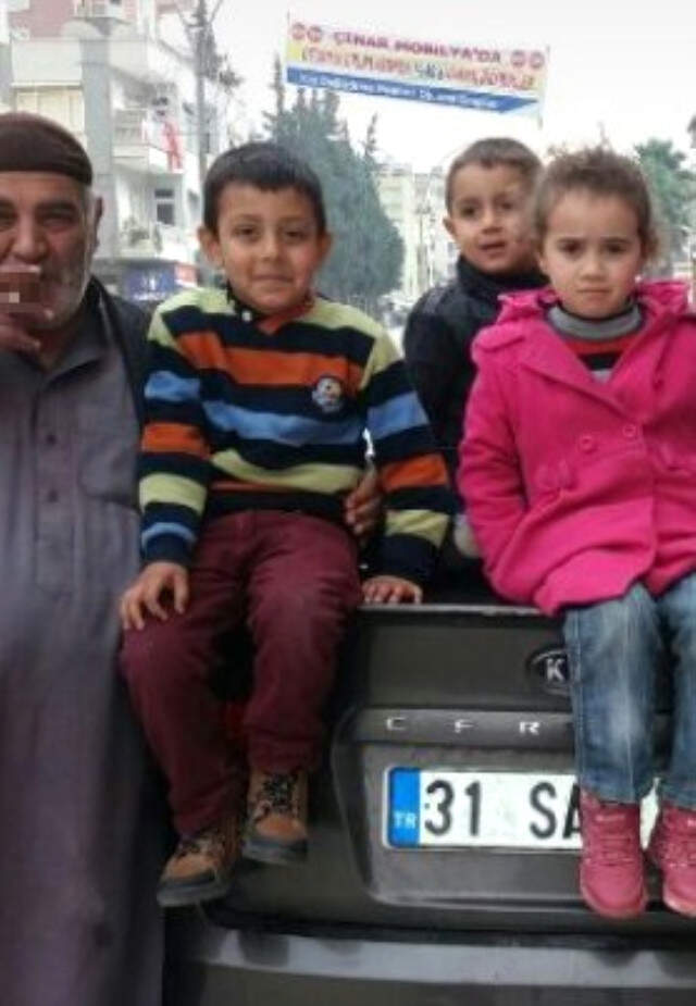 Kucağındaki Yetim Torununa Alışveriş Yaparken Roketin Hedefi Oldu YPG'li Teröristlerin Saldırısında Can Veren Yaşlı Adam, Kucağında Torunuyla Alışveriş Yapıyormuş