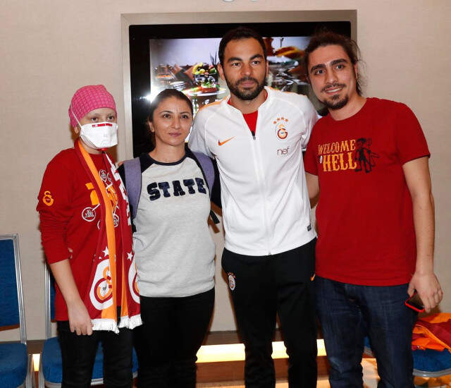 <a class='keyword-sd' href='/losemi-2/' title='Lösemi'>Lösemi</a> Hastası Cansu, Galatasaraylı Futbolculara Ulaşma Hayaline Kavuştu