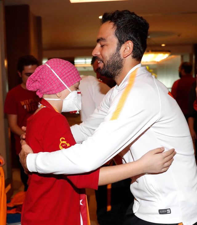 Lösemi Hastası Cansu, Galatasaraylı Futbolculara Ulaşma Hayaline Kavuştu