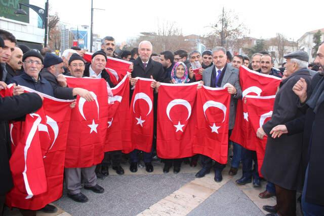 Zeytin Dalı Harekatı'na Vatandaşlardan Türk Bayraklı Destek