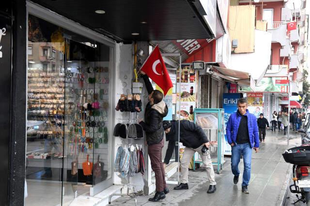 Zeytin Dalı Harekatı'na Vatandaşlardan Türk Bayraklı Destek