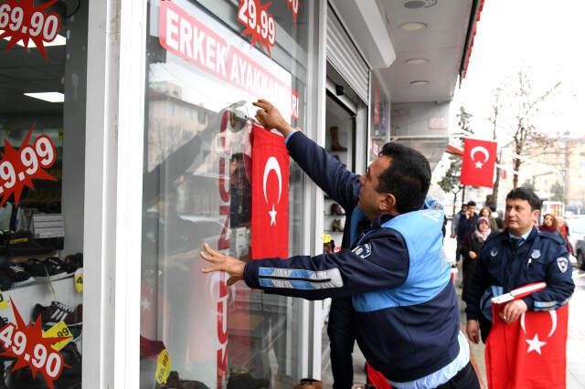 Zeytin Dalı Harekatı'na Vatandaşlardan Türk Bayraklı Destek