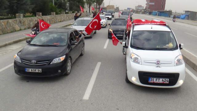 Zeytin Dalı Harekatı'na Vatandaşlardan Türk Bayraklı Destek