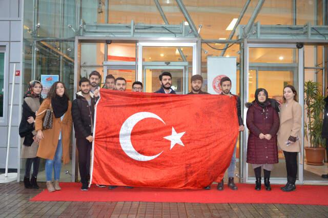 Zeytin Dalı Harekatı'na Vatandaşlardan Türk Bayraklı Destek