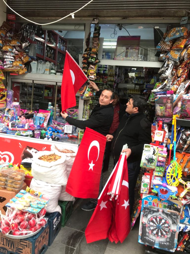 Zeytin Dalı Harekatı'na Vatandaşlardan Türk Bayraklı Destek