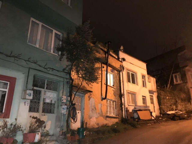 Bursa'da Toprak Kayması Yüzünden 10 Ev Tahliye Edildi Bursa'da Toprak Kayması Yüzünden 10 Ev Tahliye Edildi