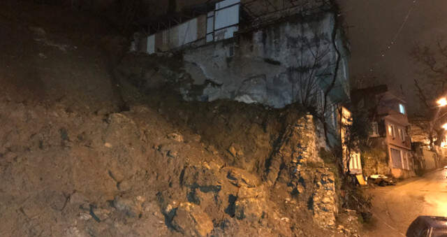 Bursa'da Toprak Kayması Yüzünden 10 Ev Tahliye Edildi Bursa'da Toprak Kayması Yüzünden 10 Ev Tahliye Edildi