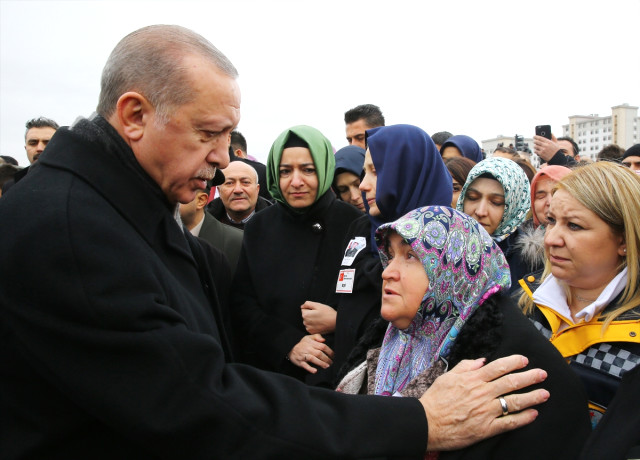 Devletin Zirvesi Uğurladı! Erdoğan, Afrin Şehidinin Tabutu Başında Kararlılık Mesajı Verdi