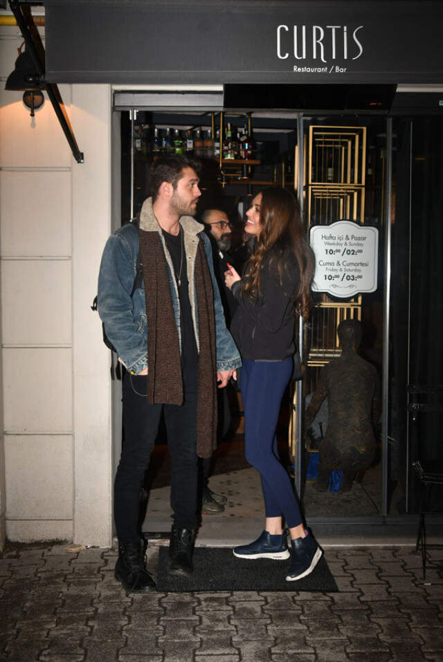 Dilan Çiçek Deniz, Oyuncu Furkan Andıç ile İlk Kez El Ele Görüntülendi