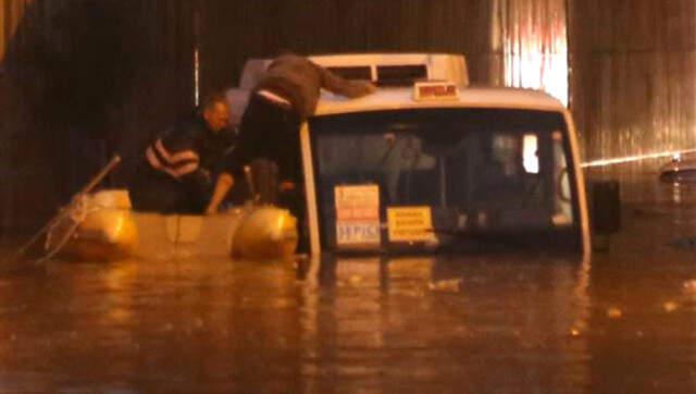 Adana'da Yağmur Esareti! 5 Araç, Suya Gömüldü, Minibüste Mahsur Kalan Kişi Botla Kurtarıldı