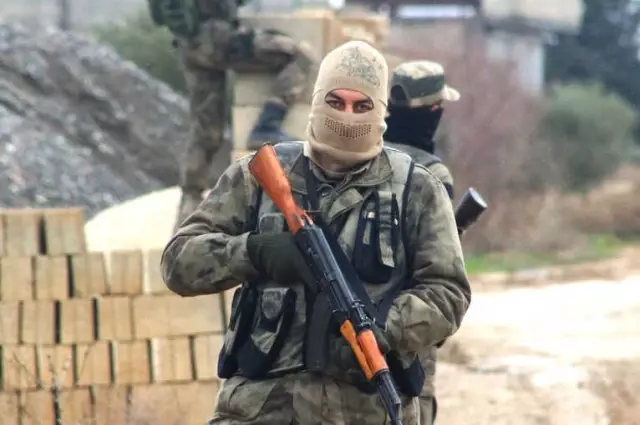 Azez Bölgesinde ÖSO Askerleri Sıkı Denetim Yapıyor