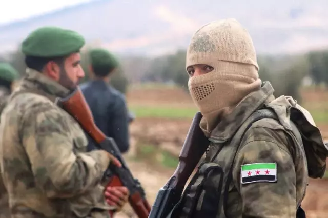 Azez Bölgesinde ÖSO Askerleri Sıkı Denetim Yapıyor