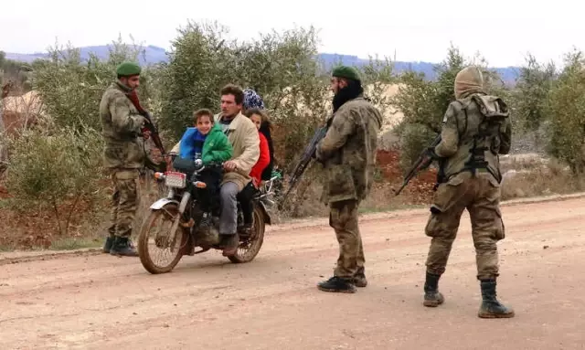Azez Bölgesinde ÖSO Askerleri Sıkı Denetim Yapıyor