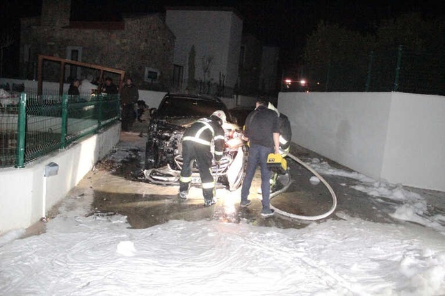 Bodrum'da Lüks Aracı Ateşe Verdiler