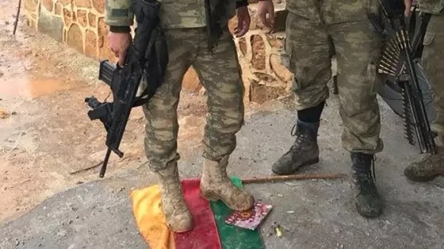 YPG'li Teröristler Böyle Yakalandı, Mehmetçik Paçavrayı Ayağının Altına Aldı