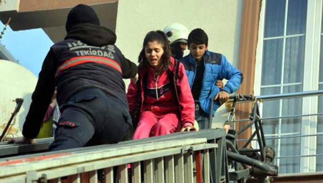 Elektirik Sobasından Çıkan Yangın Apartmanı Sardı, Vatandaşlar Zor Kurtuldu